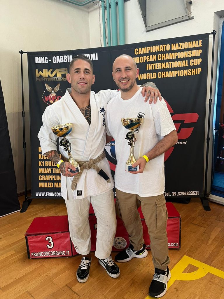Jonatan García y Sensei Nougues, con el premio del doble Campeonato.